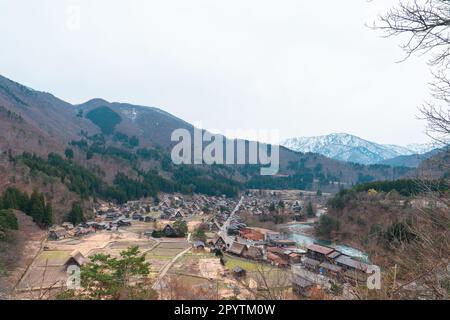 SHIRAKAWA, JAPON - 5 AVRIL 2023 : vue aérienne du village de Shirakawa-Go au printemps Banque D'Images