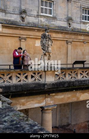 Personnes prenant des photos au complexe des thermes romains, les seules sources d'eau chaude du Royaume-Uni, centre-ville de Bath nord-est Somerset Angleterre GB Banque D'Images