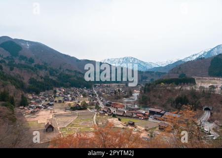 SHIRAKAWA, JAPON - 5 AVRIL 2023 : vue aérienne du village de Shirakawa-Go au printemps Banque D'Images