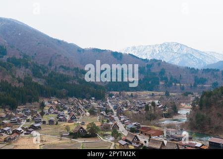 SHIRAKAWA, JAPON - 5 AVRIL 2023 : vue aérienne du village de Shirakawa-Go au printemps Banque D'Images