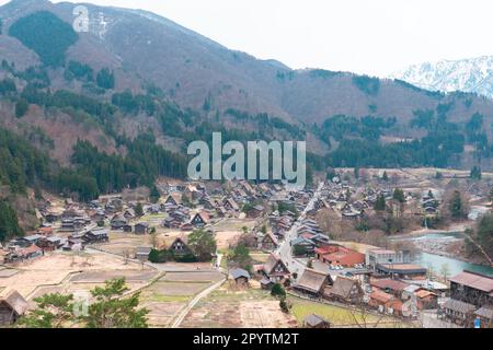 SHIRAKAWA, JAPON - 5 AVRIL 2023 : vue aérienne du village de Shirakawa-Go au printemps Banque D'Images