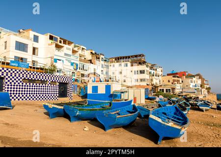 Bateaux en bois bleu sur la rive dans le village de Taghazout au Maroc Banque D'Images