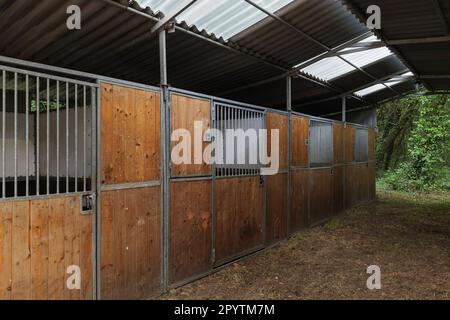 Boîtes vides pour chevaux dans une zone rurale de l'Italie. Banque D'Images