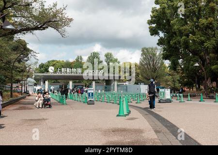 TOKYO, JAPON - 8 AVRIL 2023 : entrée au zoo d'Ueno au parc d'Ueno au printemps en avril Banque D'Images