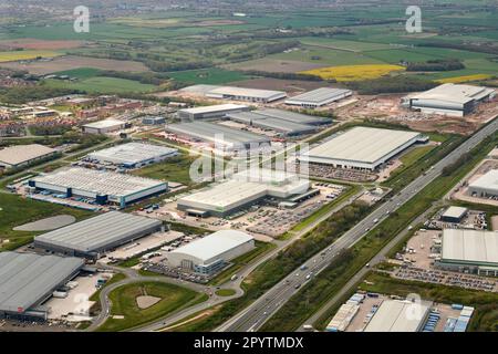 Vue aérienne des nouveaux entrepôts de distribution de détail adjacents à l'autoroute M6, à Warrington, au nord-ouest de l'Angleterre, au Royaume-Uni Banque D'Images