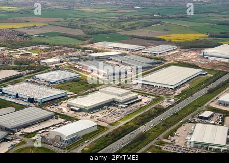 Vue aérienne des nouveaux entrepôts de distribution de détail adjacents à l'autoroute M6, à Warrington, au nord-ouest de l'Angleterre, au Royaume-Uni Banque D'Images