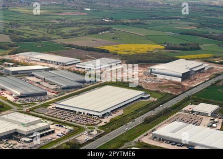 Vue aérienne des nouveaux entrepôts de distribution de détail adjacents à l'autoroute M6, à Warrington, au nord-ouest de l'Angleterre, au Royaume-Uni Banque D'Images