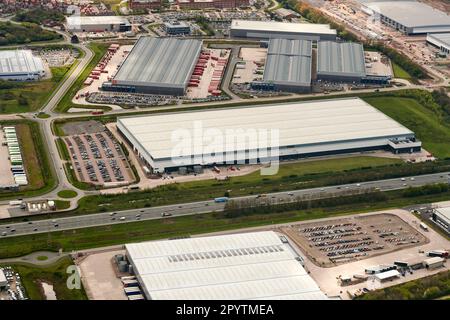 Vue aérienne des nouveaux entrepôts de distribution de détail adjacents à l'autoroute M6, à Warrington, au nord-ouest de l'Angleterre, au Royaume-Uni Banque D'Images