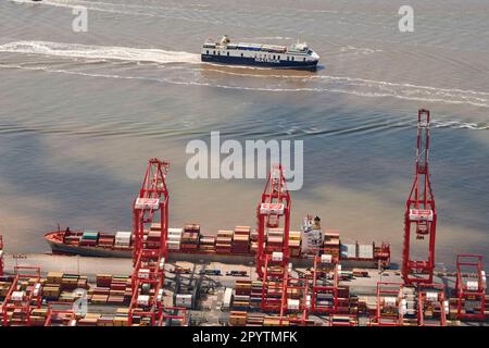 Navire-conteneur déchargeant à Peel Port, Seaforth Docks, Merseyside, sur l'estuaire de Mersey, Liverpool, nord-ouest de l'Angleterre, Royaume-Uni Banque D'Images