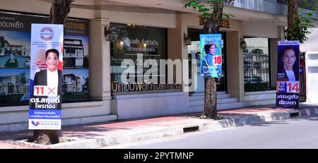 Les candidats à l'élection utilisent des pancartes de campagne attachées aux arbres pour se faire la publicité auprès des électeurs potentiels dans le district de Silom, dans le centre de Bangkok, en Thaïlande. Une élection générale aura lieu en Thaïlande le 14th mai 2023, après la dissolution de la Chambre des représentants de 25th le 20th mars 2023. Banque D'Images