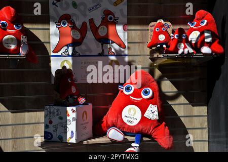 Marseille, France. 01st mai 2023. Les mascottes de Phryges sont vues dans la fenêtre d'un magasin de jouets à Marseille. Les mascottes officielles des Jeux Olympiques et Paralympiques de Paris 2024 sont appelées les Phryges. Crédit : SOPA Images Limited/Alamy Live News Banque D'Images