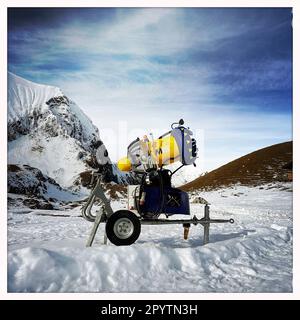 DE LA SÉRIE DE canons à neige ADELBODEN pour produire de la neige artificielle en face d'un paysage hivernal à Engstligenalp à Adelboden, Oberland bernois, canton de Berne, Suisse. La ville pittoresque d'Adelboden est une idylle suisse dans les Alpes bernoises, des sommets impressionnants, un paysage d'hiver unique, un domaine skiable populaire, des pâturages alpins, cascades jaillissantes, maisons en bois confortables. En raison du changement climatique et de moins en moins de neige, le complexe sportif classique d'hiver se réoriente et la saison estivale devient de plus en plus importante. Photo prise avec iPhone, application Hipstamatic. Banque D'Images