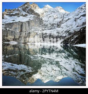 DE LA SÉRIE ADELBODEN paysage viticole au lac Oeschinensee près de Kandersteg près d'Adelboden, Oberland bernois, canton de Berne, Suisse la ville pittoresque d'Adelboden est une idylle suisse dans les Alpes bernoises, pics impressionnants, paysage d'hiver unique, domaine skiable populaire, pâturages alpins, cascades jaillissantes, maisons en bois confortables. En raison du changement climatique et de moins en moins de neige, le complexe sportif classique d'hiver se réoriente et la saison estivale devient de plus en plus importante. Photo prise avec iPhone, application Hipstamatic. Banque D'Images