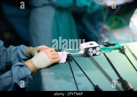 Détail lors d'une chirurgie hybride moderne, 3D technologie innovante avec le système DaVinci une robotique KI de chirurgie assistée par robot. Opération d'une tumeur sur le foie et l'estomac à l'hôpital universitaire Carl Gustav Carus, clinique et polyclinique pour la chirurgie viscérale, la chirurgie thoracique et vasculaire et Centre pour les maladies tumorales à Dresde, Saxe, Allemagne. La chirurgie assistée par robot est une procédure chirurgicale moderne en médecine. Il permet au chirurgien de réaliser des techniques chirurgicales peu invasives avec le soutien du système assisté par robot. Banque D'Images