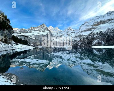 DE LA SÉRIE ADELBODEN paysage viticole au lac Oeschinensee près de Kandersteg près d'Adelboden, Oberland bernois, canton de Berne, Suisse la ville pittoresque d'Adelboden est une idylle suisse dans les Alpes bernoises, pics impressionnants, paysage d'hiver unique, domaine skiable populaire, pâturages alpins, cascades jaillissantes, maisons en bois confortables. En raison du changement climatique et de moins en moins de neige, le complexe sportif classique d'hiver se réoriente et la saison estivale devient de plus en plus importante. Banque D'Images