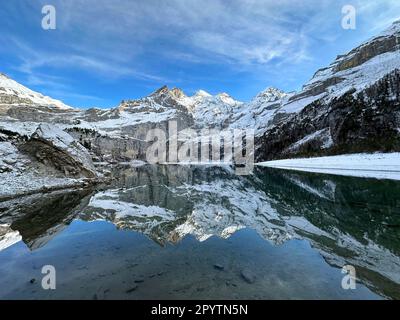 DE LA SÉRIE ADELBODEN paysage viticole au lac Oeschinensee près de Kandersteg près d'Adelboden, Oberland bernois, canton de Berne, Suisse la ville pittoresque d'Adelboden est une idylle suisse dans les Alpes bernoises, pics impressionnants, paysage d'hiver unique, domaine skiable populaire, pâturages alpins, cascades jaillissantes, maisons en bois confortables. En raison du changement climatique et de moins en moins de neige, le complexe sportif classique d'hiver se réoriente et la saison estivale devient de plus en plus importante. Banque D'Images