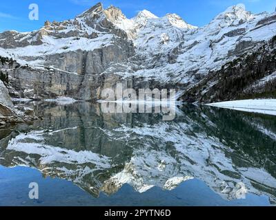 DE LA SÉRIE ADELBODEN paysage viticole au lac Oeschinensee près de Kandersteg près d'Adelboden, Oberland bernois, canton de Berne, Suisse la ville pittoresque d'Adelboden est une idylle suisse dans les Alpes bernoises, pics impressionnants, paysage d'hiver unique, domaine skiable populaire, pâturages alpins, cascades jaillissantes, maisons en bois confortables. En raison du changement climatique et de moins en moins de neige, le complexe sportif classique d'hiver se réoriente et la saison estivale devient de plus en plus importante. Banque D'Images