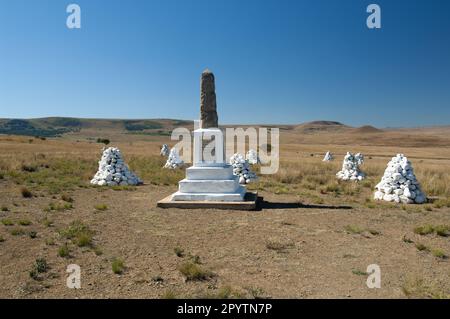 Monument de l'armée britannique avec inhumation cairns en arrière-plan, Isandlwana, Kwa Zulu Natal, Afrique du Sud. Banque D'Images