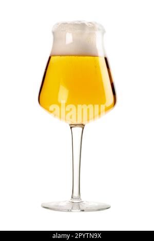 Verre à gobelet à bière avec mousse blanche isolée sur blanc avec passe-cheveux Banque D'Images