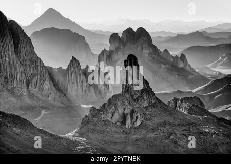 Algérie, région de Tamanrasset. Désert du Sahara. Montagnes Hoggar. Emplacement appelé Assekrem. Lever du soleil. Noir et blanc. Banque D'Images