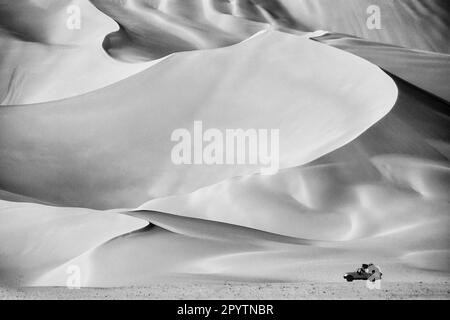 Libye, région de Fezzan près de Ghat. Parc national d'Akakus (Acacus). Dunes de sable. voiture 4x4. Noir et blanc. Banque D'Images