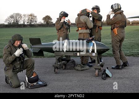 Pilotes de chasse et équipage du Vulcan Bomber XM655 à Wellesbourne Airfield NR, Stratford upon Avon, Angleterre Royaume-Uni Banque D'Images