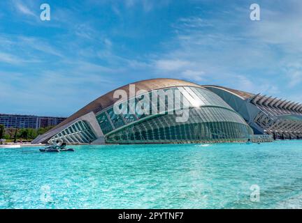 L'Hemisfèric dans la Cité des Arts et des Sciences (la Ciudad de las Artes y las Ciencias) à València, Espagne, (architecte Santiago Calatfava) Banque D'Images