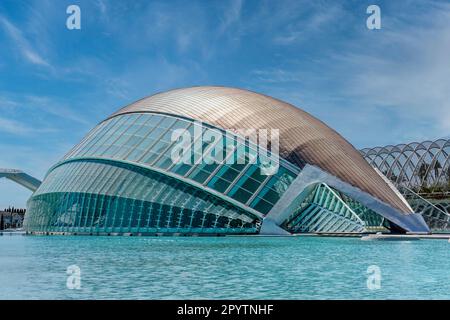 L'Hemisfèric dans la Cité des Arts et des Sciences (la Ciudad de las Artes y las Ciencias) à València, Espagne, (architecte Santiago Calatfava) Banque D'Images