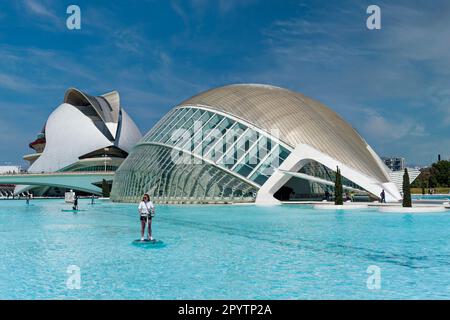 L'Hemisfèric dans la Cité des Arts et des Sciences (la Ciudad de las Artes y las Ciencias) à València, Espagne, (architecte Santiago Calatfava) Banque D'Images