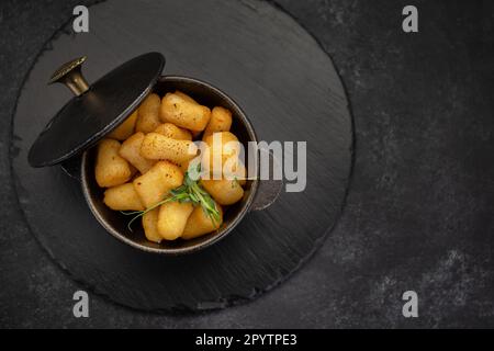 en-cas de poulet frit servis dans une casserole en fonte sur une ardoise Banque D'Images