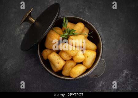 en-cas de poulet frit servis dans une casserole en fonte sur une ardoise Banque D'Images