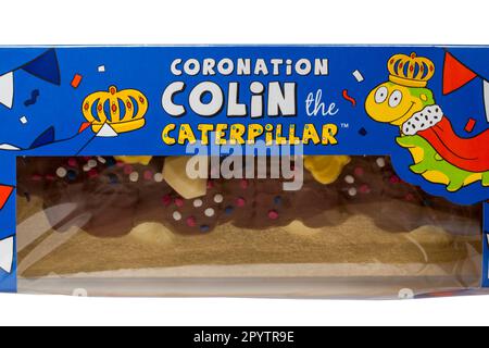 Couronnement Colin The Caterpillar Cake de Marks & Spencer se met sur fond blanc pour le couronnement du roi Charles III Banque D'Images