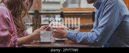 médias sociaux, mains avec bannière de smartphones, communication en ligne, gros plan de couple avec des téléphones mobiles utilisant internet Banque D'Images