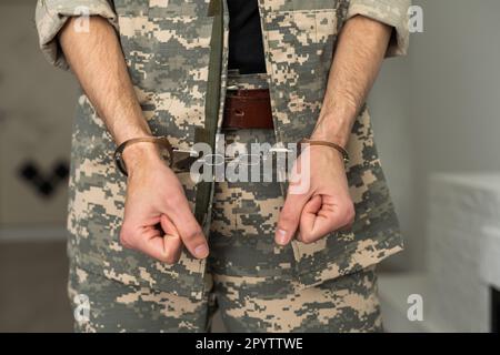 Menottés, soldat de l'armée hommes arrêtés dans la région de dark prison cell Banque D'Images