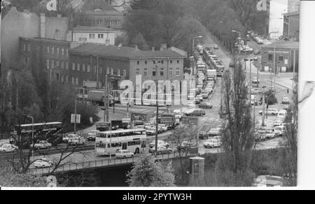 Trafic important sur le long Bridge et au Triangle de Leipzig en raison des travaux de construction. Circulation routière. Intersection. Rue. Banlieue de Teltower. Point de braquage. Photo: MAZ/Bernd Gartenschläger, 24.04.1991 [traduction automatique] Banque D'Images