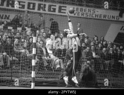 Handball intérieur coupe européenne VFL Gummersbach - Wroclaw Wroclaw le gardien de but Klaus Kater 24.01.1976 tient [traduction automatique] Banque D'Images