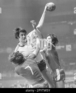 Handball intérieur coupe européenne VFL Gummersbach - Wroclaw Wroclaw 24.01.1976 Klaus Schlagheck est détenu [traduction automatique] Banque D'Images