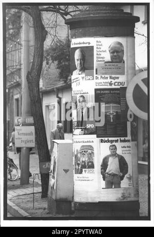 Affiches électorales des différents partis pour l'élection d'État dans le Brandebourg. Publicité électorale. Campagne électorale. Élections. politique. Pilier de la publicité. Photo:MAZ/Bernd Gartenschläger, 25.08.1994 [traduction automatique] Banque D'Images