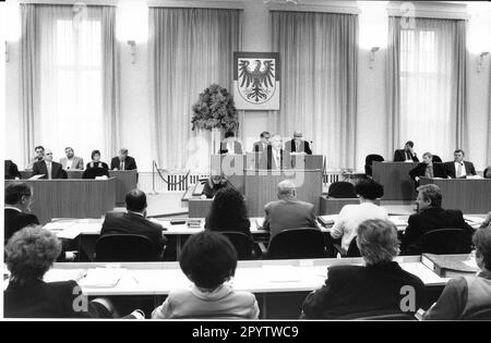 Déclaration du gouvernement par le président du ministre réélu Manfred Stolpe au Parlement de l'État de Potsdam. Gouvernement de l'État. Photo: MAZ/Bernd Gartenschläger, 18.11.1994 [traduction automatique] Banque D'Images