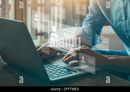 Gestionnaire de ressources humaines regardant beaucoup de CV différents CV et choisissant la personne parfaite à embaucher. HR concept sur écran virtuel. Banque D'Images