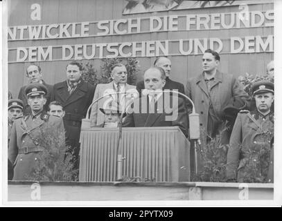 Kurt Seibt, 1st secrétaire de la direction du district de Potsdam, prend la parole lors du rallye. Démonstration des groupes de combat du district de Potsdam à côté de la Tribune. 38th anniversaire de la grande révolution socialiste d'octobre. Lutrin. Événement. GDR Historical.photo: MAZ/Archive, 07.11.1955 [traduction automatique] Banque D'Images