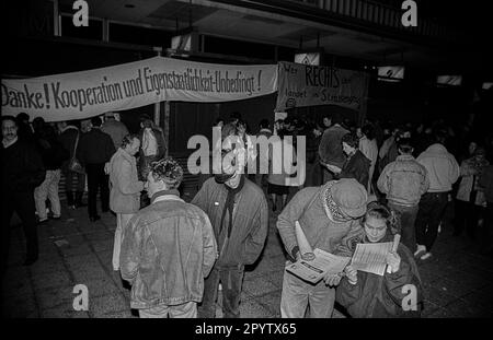 GDR, Berlin, 26 janv. 1990, manifestations devant le Palais de la République, Whhoever se termine dans le fossé, (Palast total), manifestation de jeunesse au Palais de la République, [traduction automatique] Banque D'Images