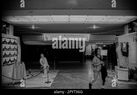 GDR, Berlin, 26 janvier 1990, The Great Purge, Installation artistique par le photographe et l'artiste d'action Kurt Buchwald, (Palast total, événement jeunesse au Palais de la République), long Live Art Propaganda, [traduction automatique] Banque D'Images