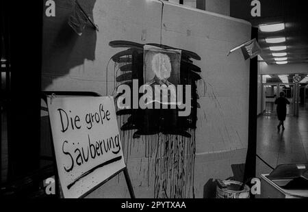 GDR, Berlin, 26 janvier 1990, The Great Purge, Installation artistique par le photographe et artiste d'action Kurt Buchwald, (Palast total, événement jeunesse au Palais de la République), la Grande Purge, [traduction automatique] Banque D'Images