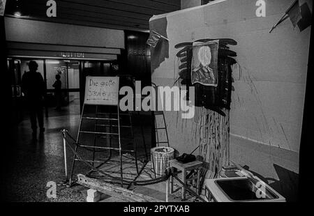 GDR, Berlin, 26 janvier 1990, The Great Purge, Installation artistique par le photographe et artiste d'action Kurt Buchwald, (Palast total, événement jeunesse au Palais de la République), la Grande Purge, [traduction automatique] Banque D'Images