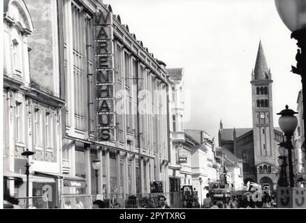 Brandenburger Straße/rue commerçante de Potsdam. (Anciennement Klement-Gottwald-Straße et Bummel- Boulevard) à Potsdam. Vue sur le grand magasin fermé.sur la droite l'église Saint-Pierre et Paul. Photo: MAZ/Christel Köster, 09.09.1998 [traduction automatique] Banque D'Images