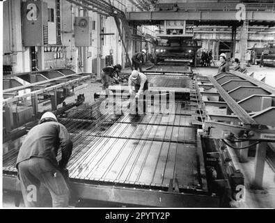 Production de panneaux muraux et de plafond pour la construction de logements. Dalles de béton précontraint. Wohnungsbaukombinat (WBK) Plattenwerk Brandenburg. Usine. GDR. historique. Photo: Bruno Wernitz, 24.11.1980 [traduction automatique] Banque D'Images