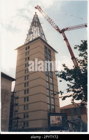 'La maison ancienne ''Residenz Heilig Geist Park''' est construite sur le site de l'ancien Heiliggeistkirche. Cône et Kugen (structure en acier de 12 tonnes) comme finition de toit sur la tour. Travaux de construction. Chantier. Nouveau bâtiment.maison de retraite. Photo: Joachim Liebe, 23.09.1997 [traduction automatique]' Banque D'Images