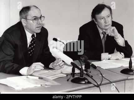 Ministre de l'intérieur Alwin Ziel(l.) Et le Commissaire pour la protection de la Constitution Hans-Jürgen Förster lors de la présentation du Rapport de 1996 sur la protection de la Constitution.Verfassungschutz. Sécurité. Gouvernement de l'État. Photo: MAZ/ Peter Sengpiehl, 21.03.1997 [traduction automatique] Banque D'Images