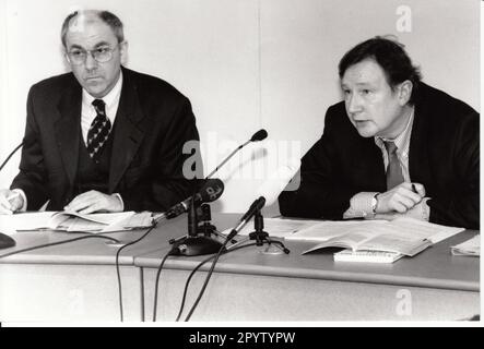 Ministre de l'intérieur Alwin Ziel(l.) Et le Commissaire pour la protection de la Constitution Hans-Jürgen Förster lors de la présentation du Rapport de 1996 sur la protection de la Constitution.Verfassungschutz. Sécurité. Gouvernement de l'État. Photo: MAZ/ Peter Sengpiehl, 21.03.1997 [traduction automatique] Banque D'Images